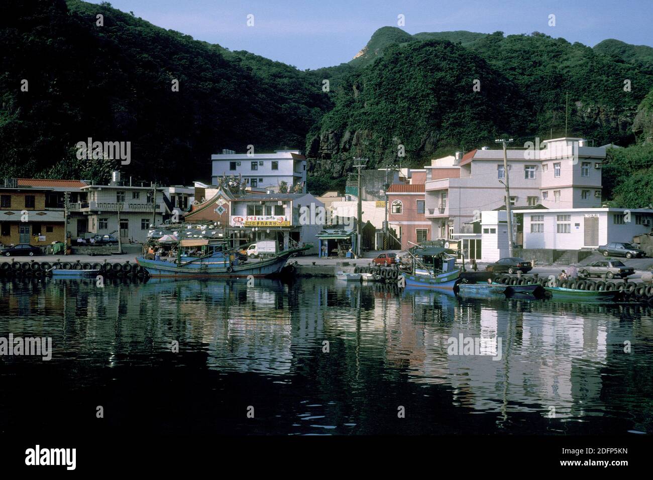 Das Fischerdorf Fulung am Pazifischen Ozean im Norden Taiwans von Ost-Aasia. Taiwan, Taipeh, Mai 2001 Stockfoto