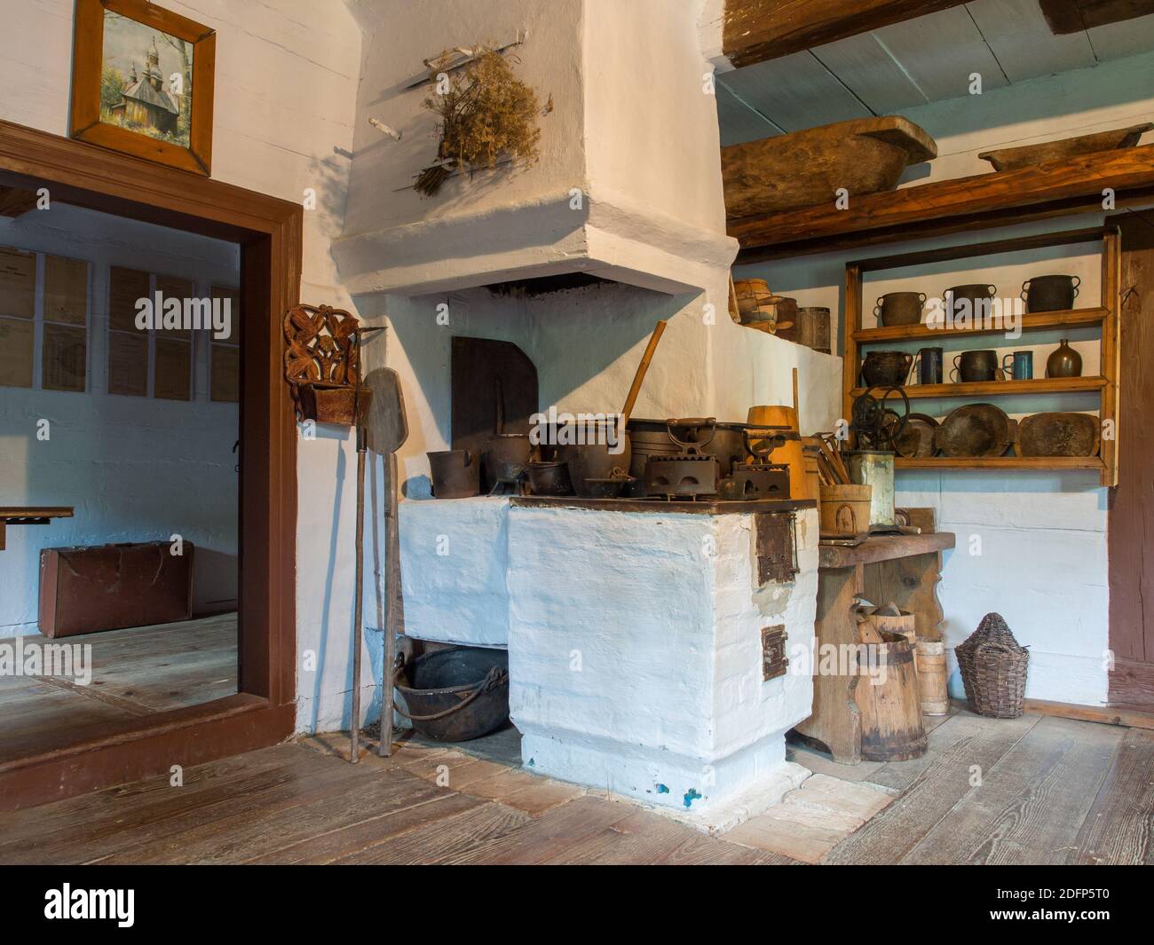 Zyndranowa, Polen - 13. August 2017: Typischer Raum mit Kohlenküche in einem Holzhaus im Lemko-Kulturmuseum Stockfoto