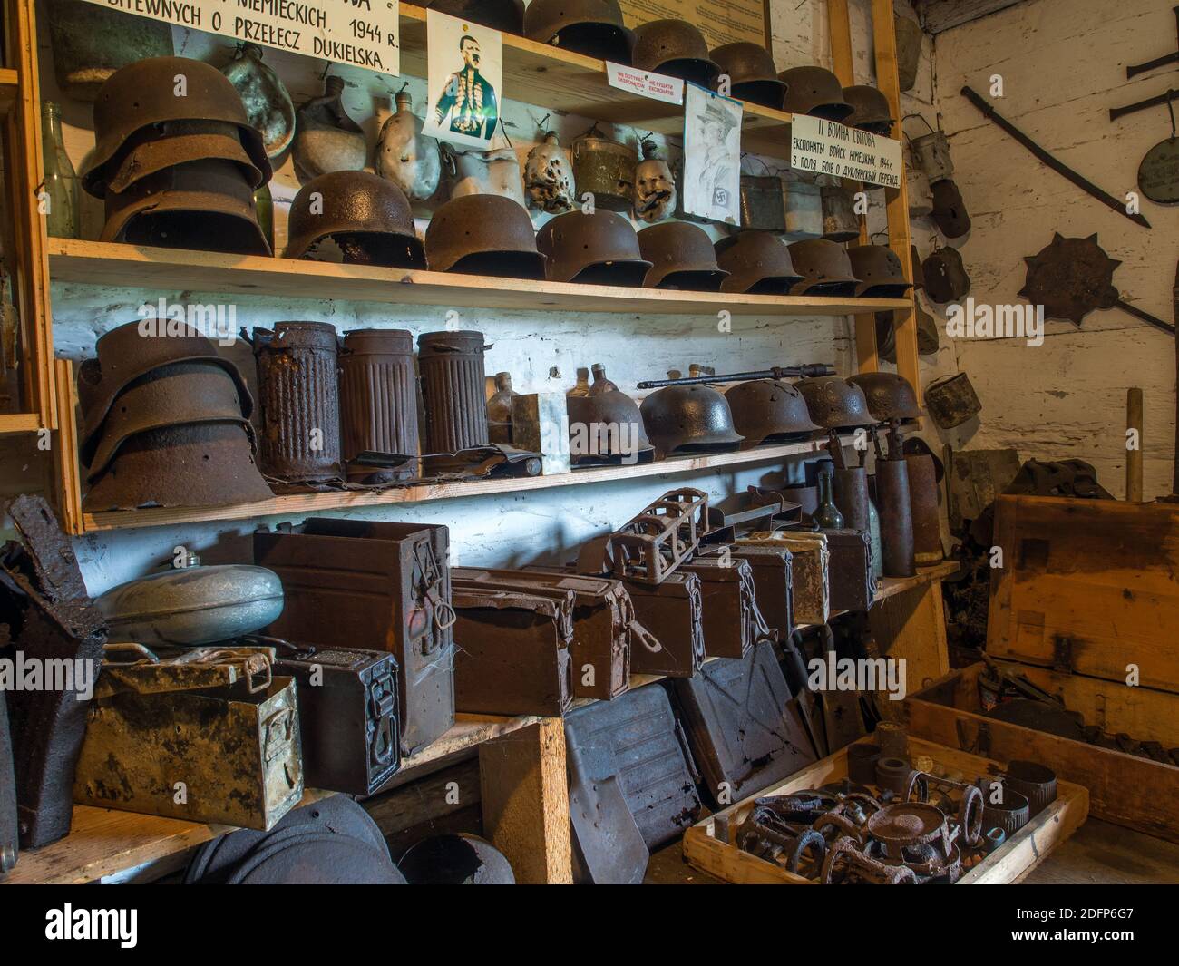 Zyndranowa, Polen - 13. August 2017: Sammlung alter Metallhelme, Schiffe und anderer Kriegszubehör im Lemko-Kulturmuseum Stockfoto