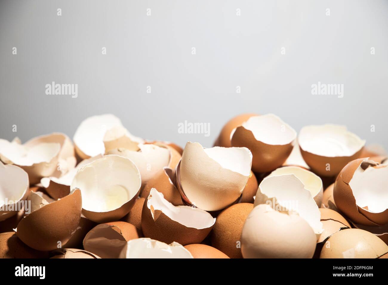 zerbrochene Eierschalen Stockfoto