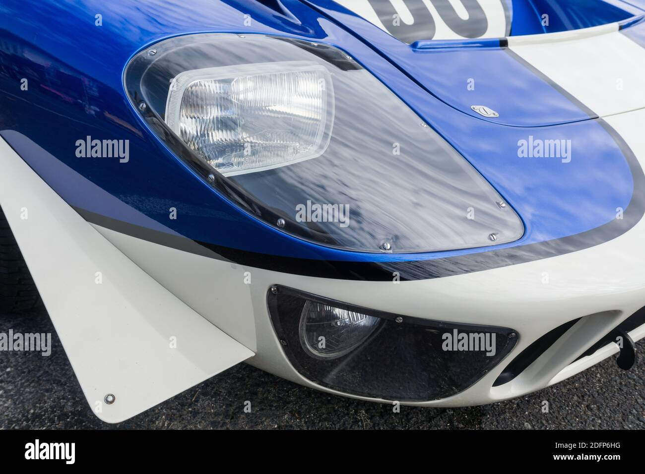 Nahaufnahme der Scheinwerfer und der Vorderseite eines Metallic blau und weiß Superformance GT40R hochwertige Nachbildung von Der Ford GT40 Stockfoto