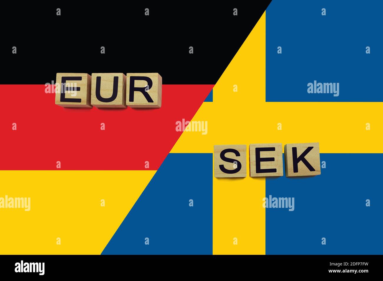 Deutschland und Schweden Währungen Codes auf nationalen Flaggen Hintergrund. Internationales Geldtransferkonzept Stockfoto