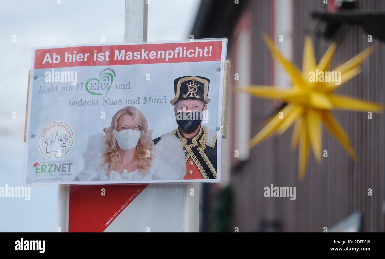 06. Dezember 2020, Sachsen, Seiffen: Ein Schild weist darauf hin, dass Masken obligatorisch sind. Der Erzgebirgsreis ist derzeit einer der Schwerpunkte der Corona-Pandemie. Daher ist es Touristen nicht erlaubt, das "Weihnachtsdorf" zu besuchen. Foto: Sebastian Willnow/dpa-Zentralbild/dpa Stockfoto