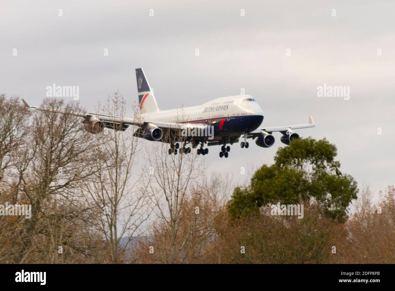 Endflug des Boeing 747 Jumbo Jet-Flugzeugs von British Airways G-BNLY im hundertjährigen retro Landor Anstrich Landung in Dunsfold Für Aviation Filming Ltd Stockfoto