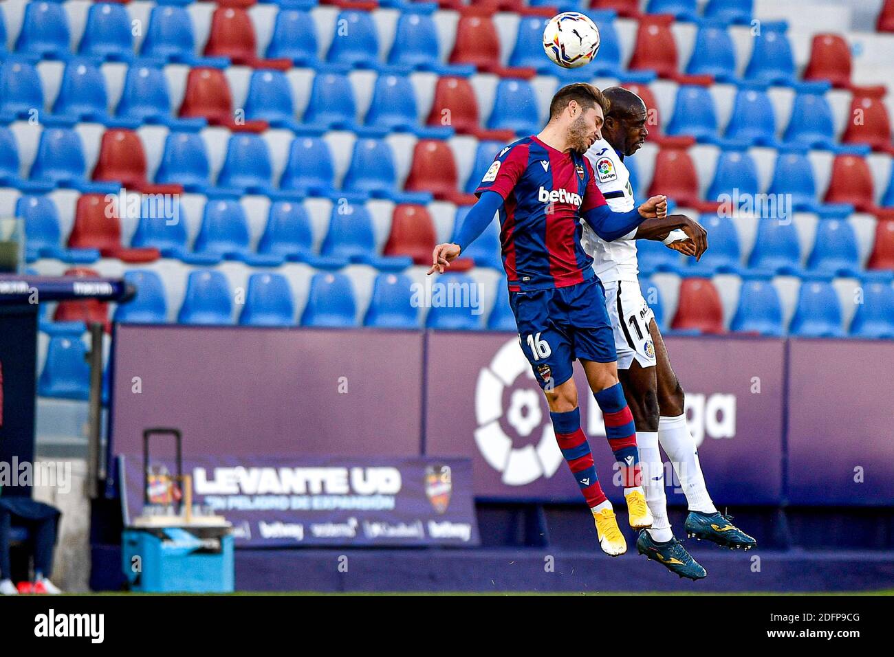 VALENCIA, SPANIEN - 5. DEZEMBER: Ruben Rochina von Levante, Allan Nyom von Getafe während des La Liga Santander Spiels zwischen Levante UD und Getafe CF in Es Stockfoto