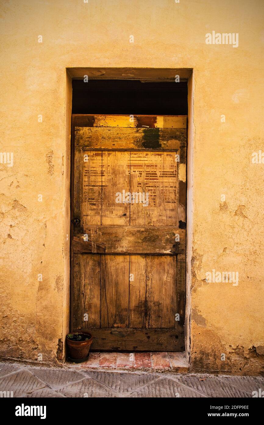 Eine Tür in das historische mittelalterliche Dorf San Quirico D'Orcia, Provinz Siena, Toskana, Italien Stockfoto