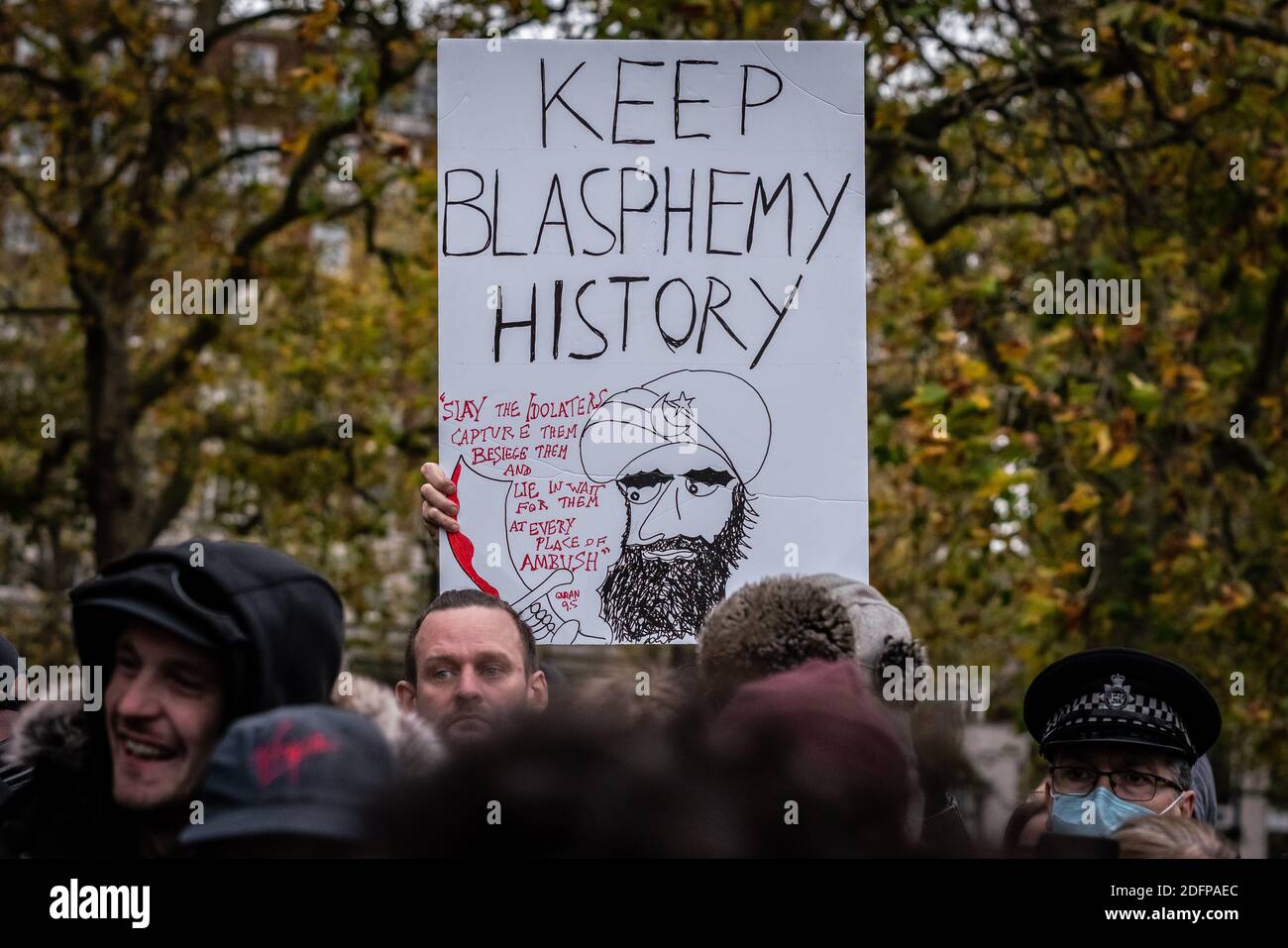 Unterstützer von Tommy Robinson versammeln sich Speakers' Corner im Hyde Park unter Polizeiaufsicht. London, Großbritannien. Stockfoto