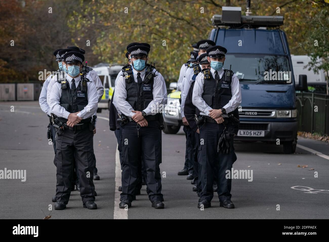 Met Police auf Standby als Unterstützer von Tommy Robinson sammeln Speakers' Corner im Hyde Park unter Polizeiaufsicht. London, Großbritannien. Stockfoto