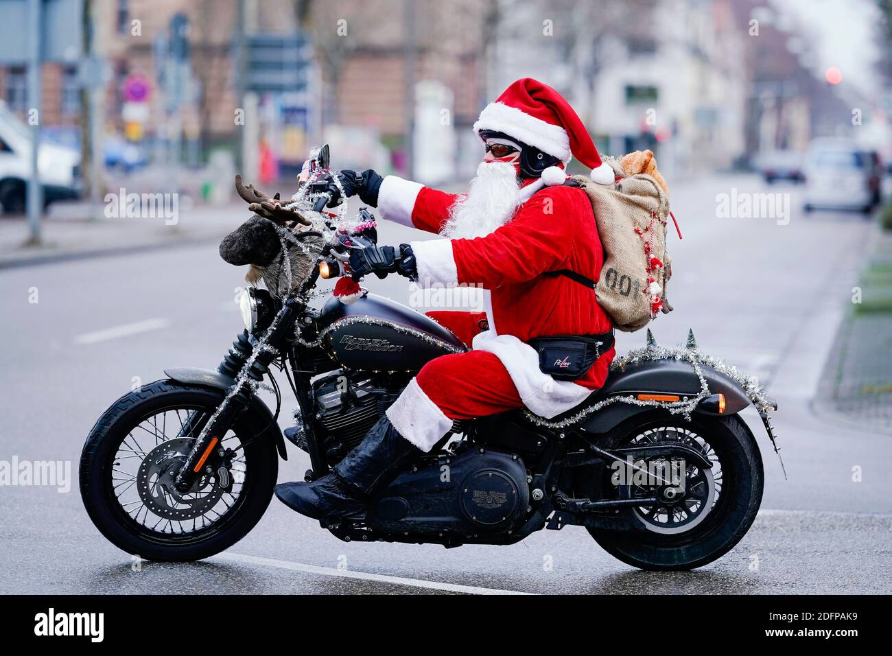 Weihnachtsmann auf dem motorrad -Fotos und -Bildmaterial in hoher Auflösung  – Alamy