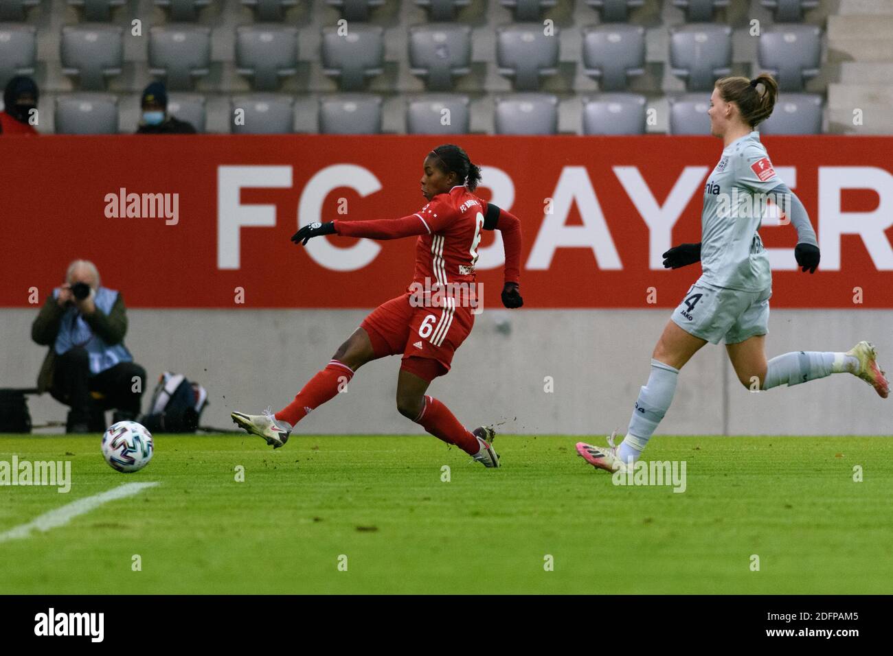 Lineth Beerensteyn (#6 FC Bayern München) mit einem Kreuz beim Bundesliga-Spiel der Frauen zwischen FC Bayern München und Bayer Leverkusen. Sven Beyrich/SPP Stockfoto