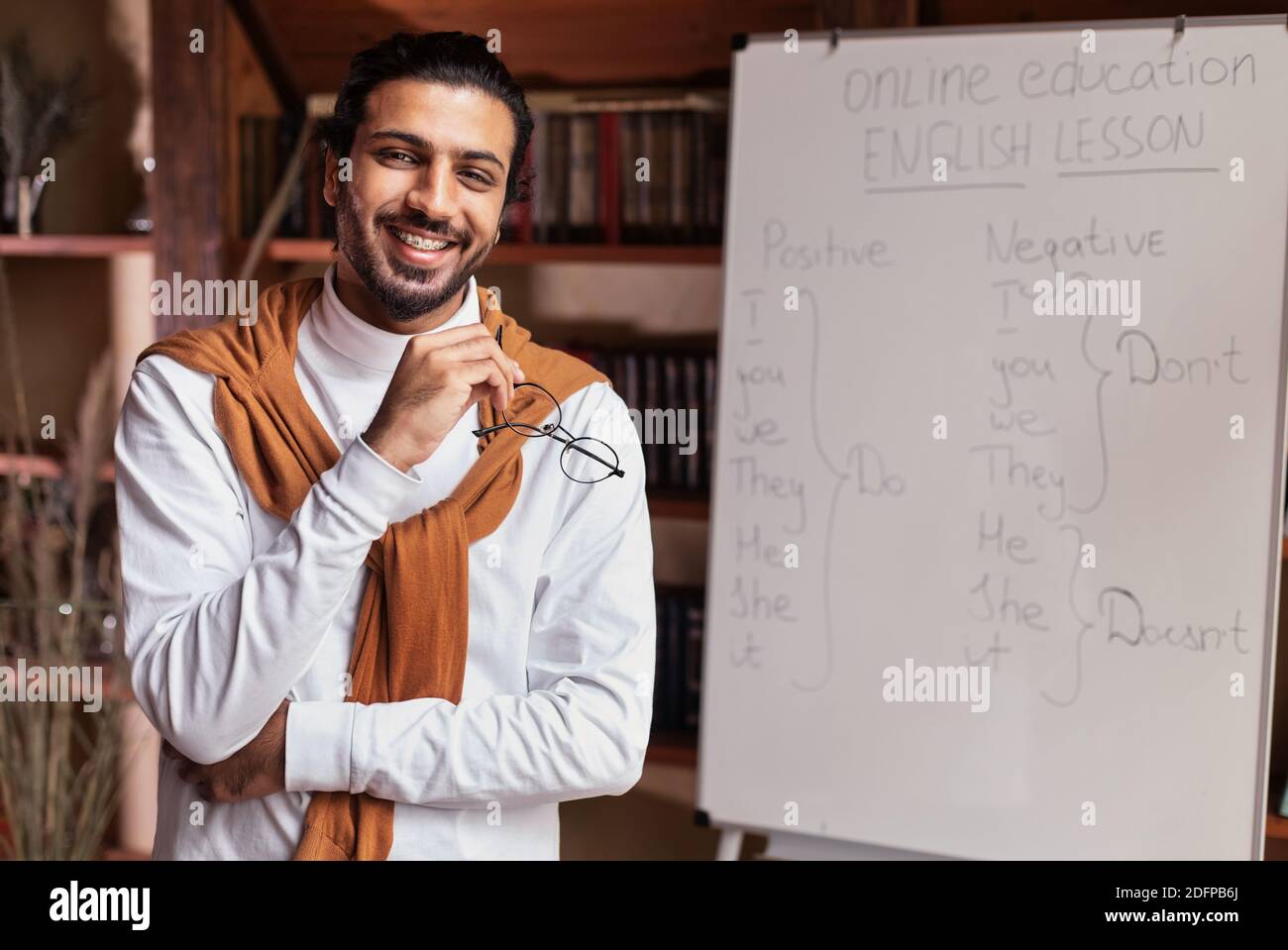 Arabischer Lehrer Steht In Der Nähe Von Blackboard Englischunterricht Fernab Von Zu Hause Stockfoto