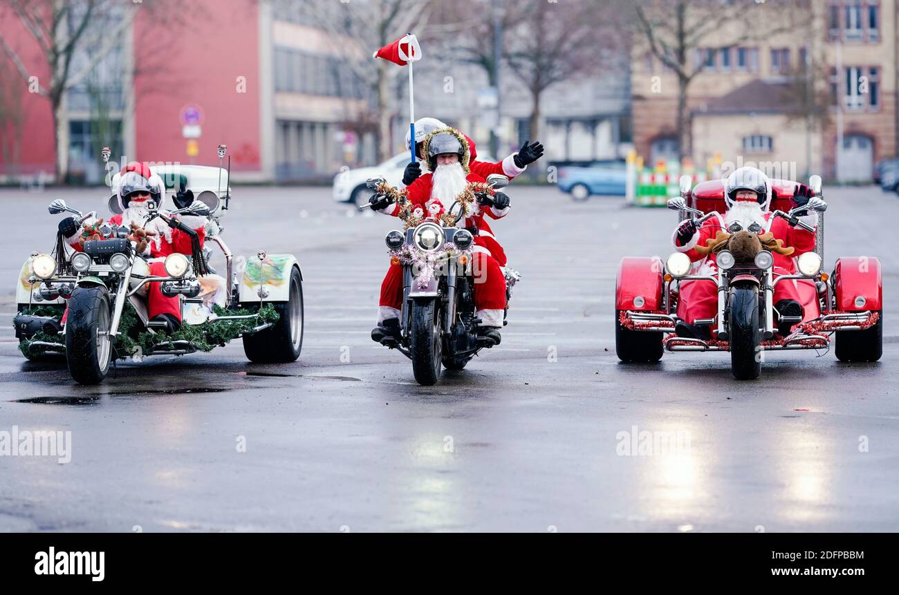 Landau, Deutschland. Dezember 2020. Die Teilnehmer der Initiative „Harley Davidson Riding Santas“ fahren auf Motorrädern, die als Weihnachtsmänner verkleidet sind, durch die alte Messstelle. Seit 2015 fahren die Biker jedes Jahr am Nikolaustag in der Südpfalz, um Spenden für ein Kinderhospiz zu sammeln. Quelle: Uwe Anspach/dpa/Alamy Live News Stockfoto