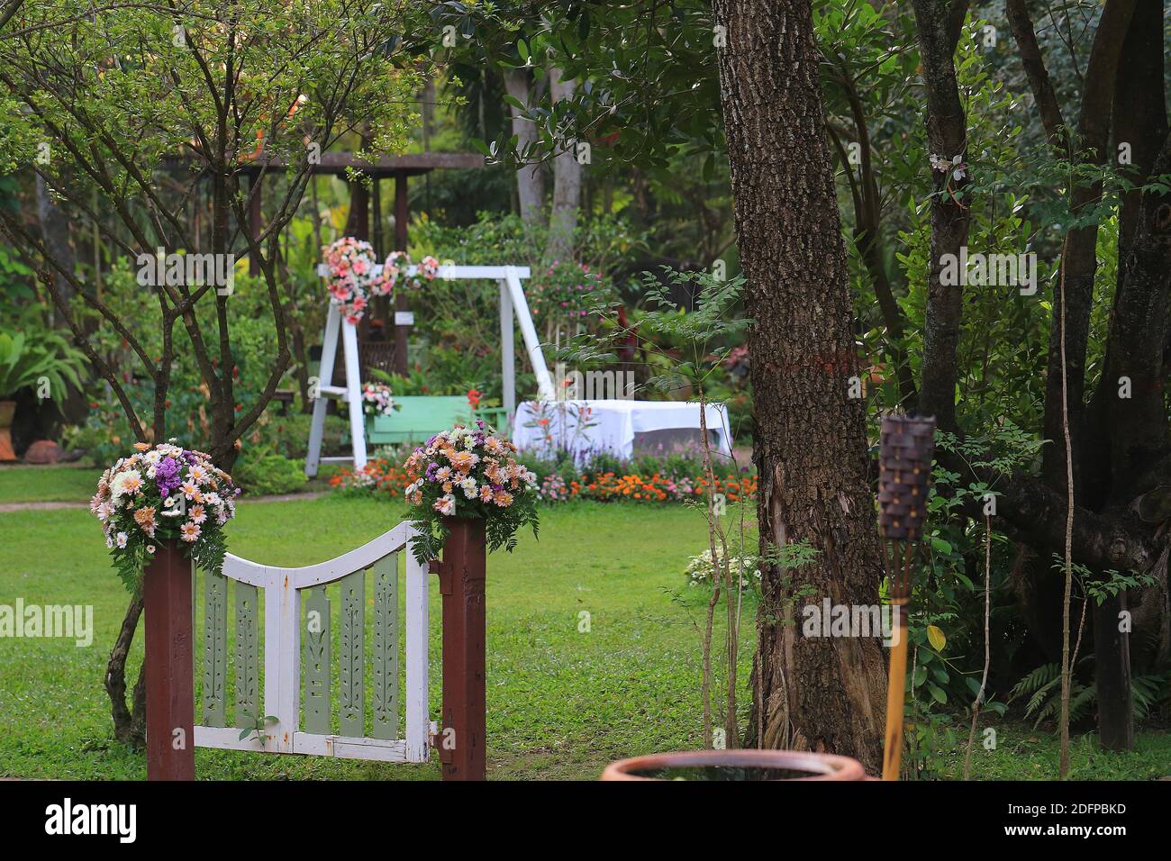 Handgefertigte bunte Blumen im Garten Inspiration für Garten zu Hause Dekoration zeitgenössische Kunst Stockfoto