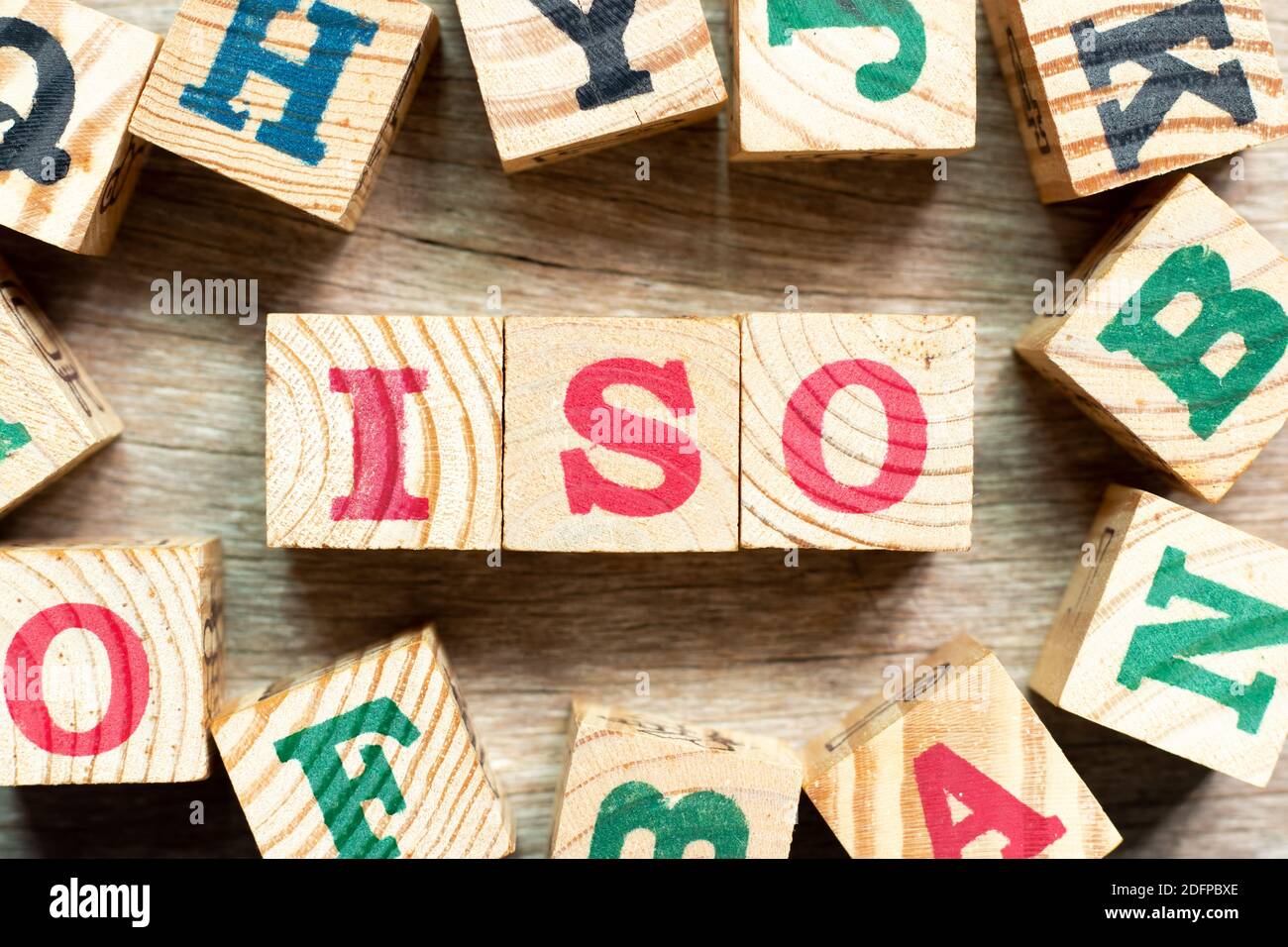 Buchstabenblock im Wort iso mit einem anderen auf Holz Hintergrund Stockfoto