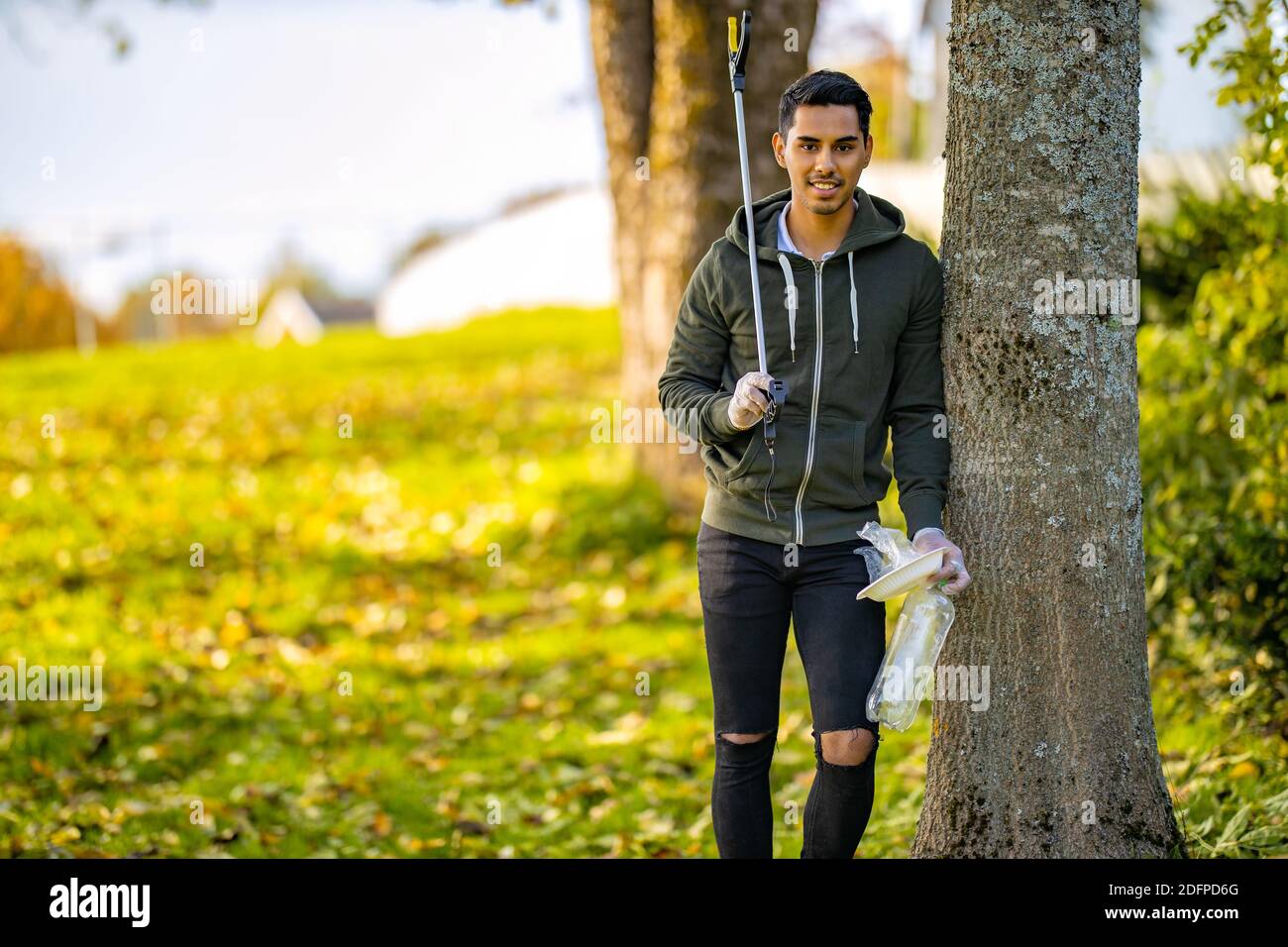 Umweltschutz Freiwillige halten Müll und mechanischen Grabber Stockfoto