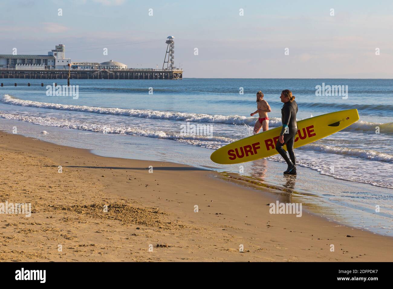 Bournemouth, Dorset, Großbritannien. Dezember 2020. Wetter in Großbritannien: Die Strände sind voll, da die Menschen an der Küste für ihre Bewegung und frische Luft und die Sonne an einem kalten, aber sonnigen Tag an den Bournemouth Stränden genießen. Bournemouth Rettungsschwimmer im Training. Quelle: Carolyn Jenkins/Alamy Live News Stockfoto