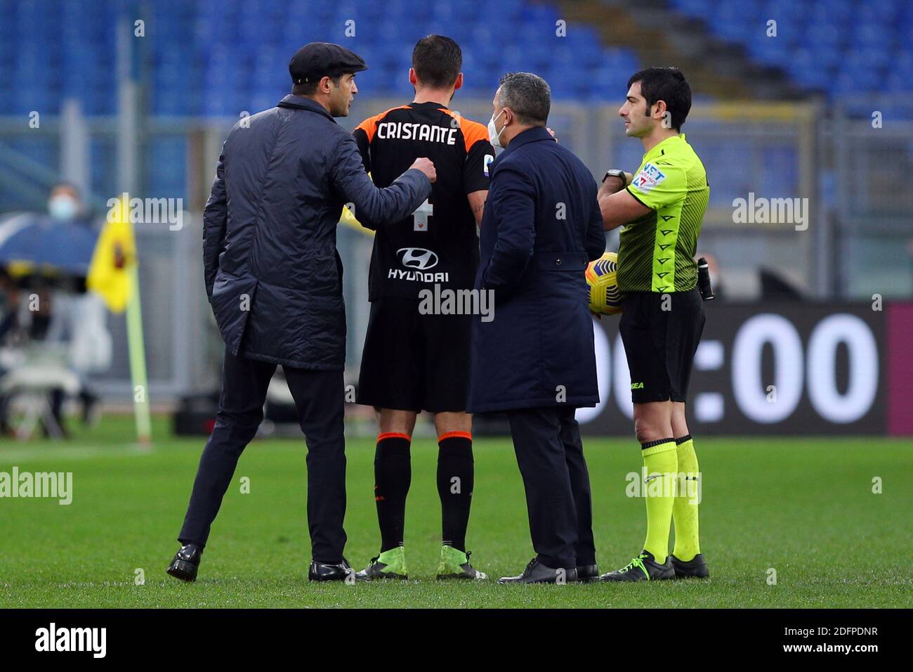 Schiedsrichter Fabio Maresca zeigt Roma-Cheftrainer während des italienischen Meisterschaftsspiels Serie A Fußballspiel zwischen AS Roma und US Sassuolo Calcio am 6. Dezember 2020 im Stadio Olimpico in Rom, Italien - Foto Federico Proietti / DPPI / LM Stockfoto