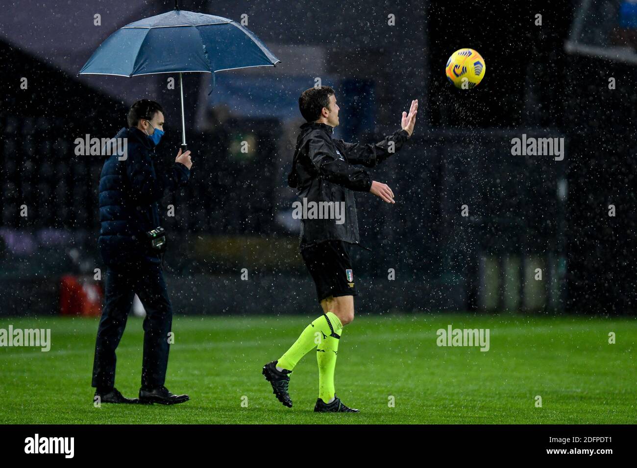 Udine, Italien. Dezember 2020. Udine, Italien, Dacia Arena - Friaul Stadion, 06. Dezember 2020, der Schiedsrichter des Spiels Fabio Maresca prüfen, ob der Ball wegen Regen während Udinese Calcio vs Atalanta Bergamasca Calcio - Italienische Fußball Serie A Spiel Kredit: Ettore Griffoni/LPS/ZUMA Wire/Alamy Live News Stockfoto