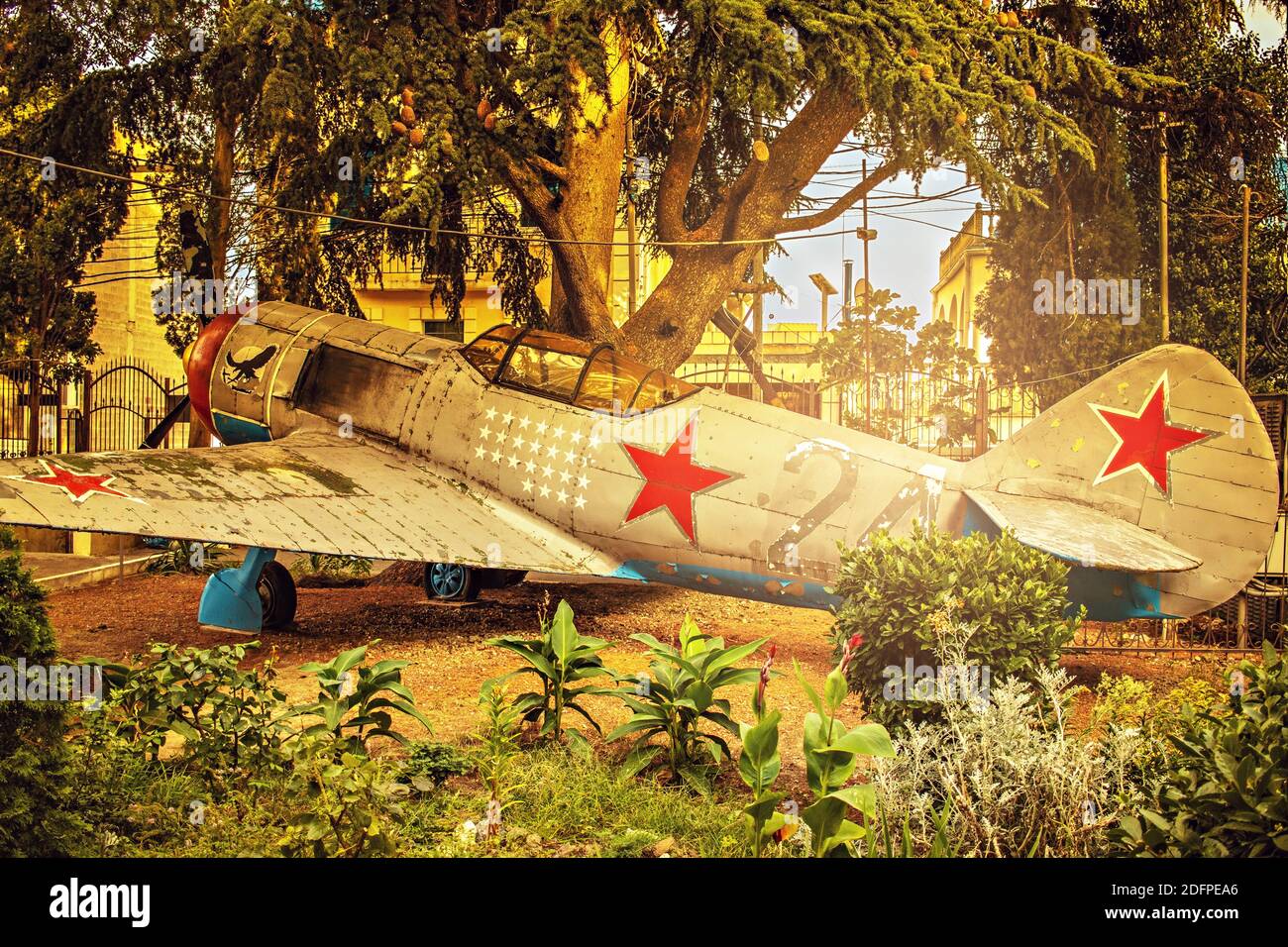 Altes abgestürztes Militärflugzeug im Dschungel. Stockfoto