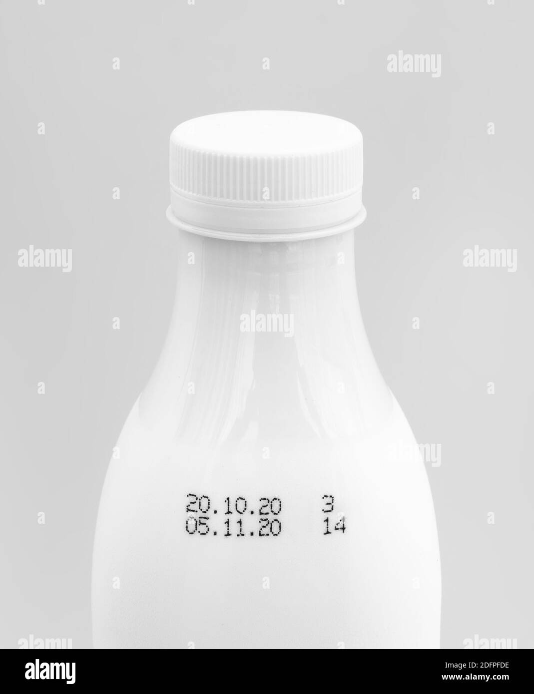 Die Haltbarkeit einer Milchflasche Stockfoto
