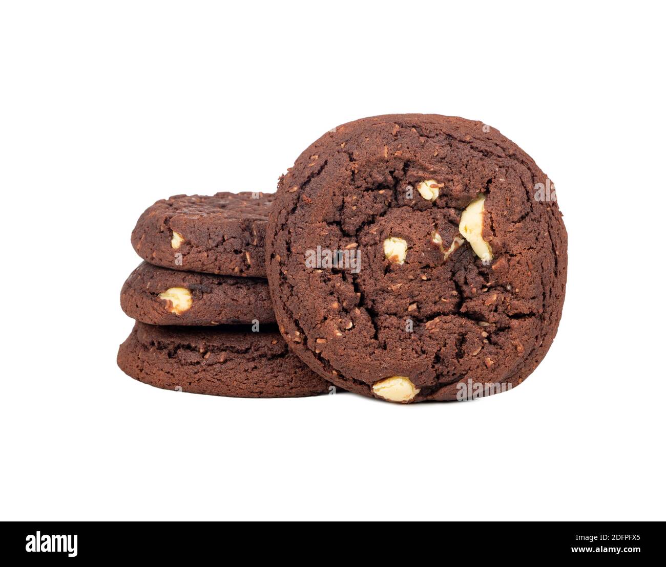 Stapel von Schokoladenkeksen mit Kokosnussscheiben auf einem weißen Hintergrund Stockfoto