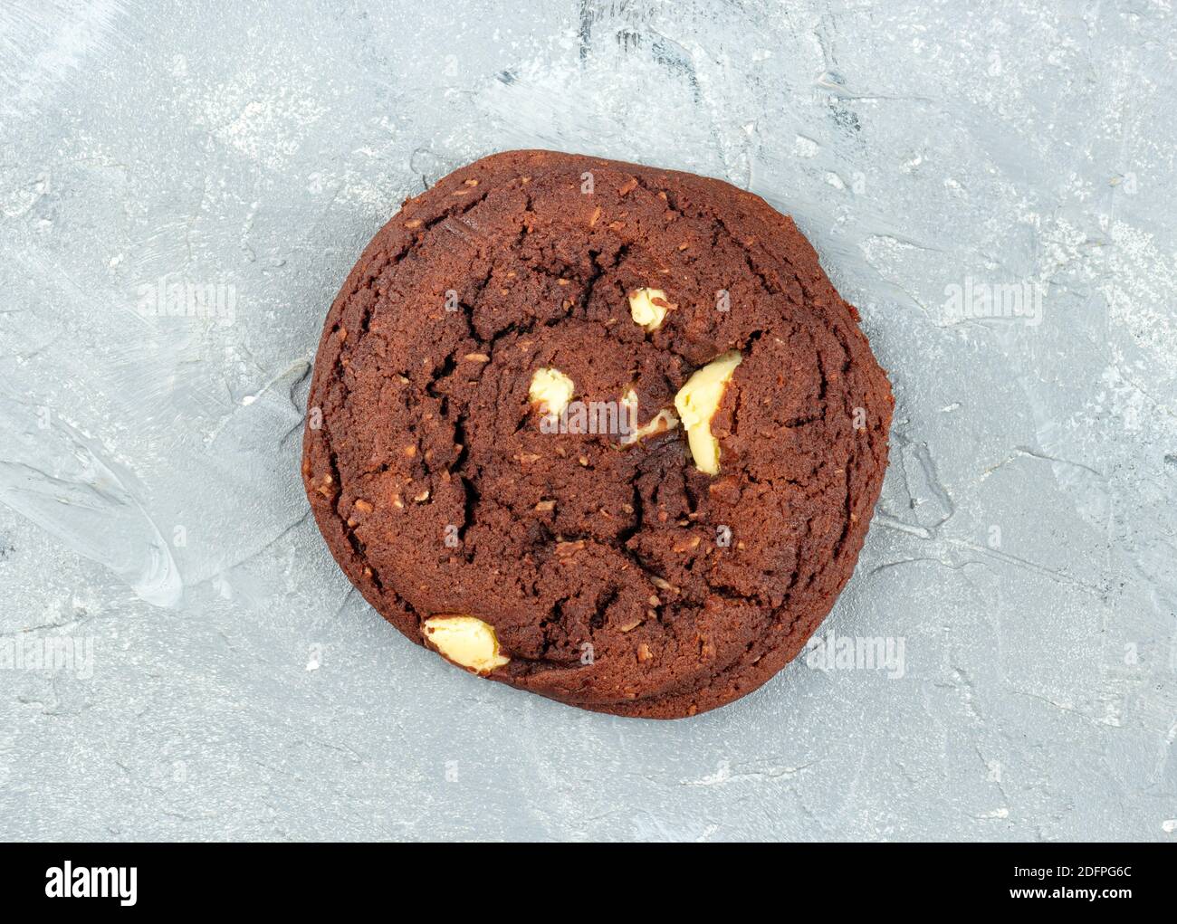 Hausgemachte Schokoladenkekse auf hellem Hintergrund, Draufsicht Stockfoto