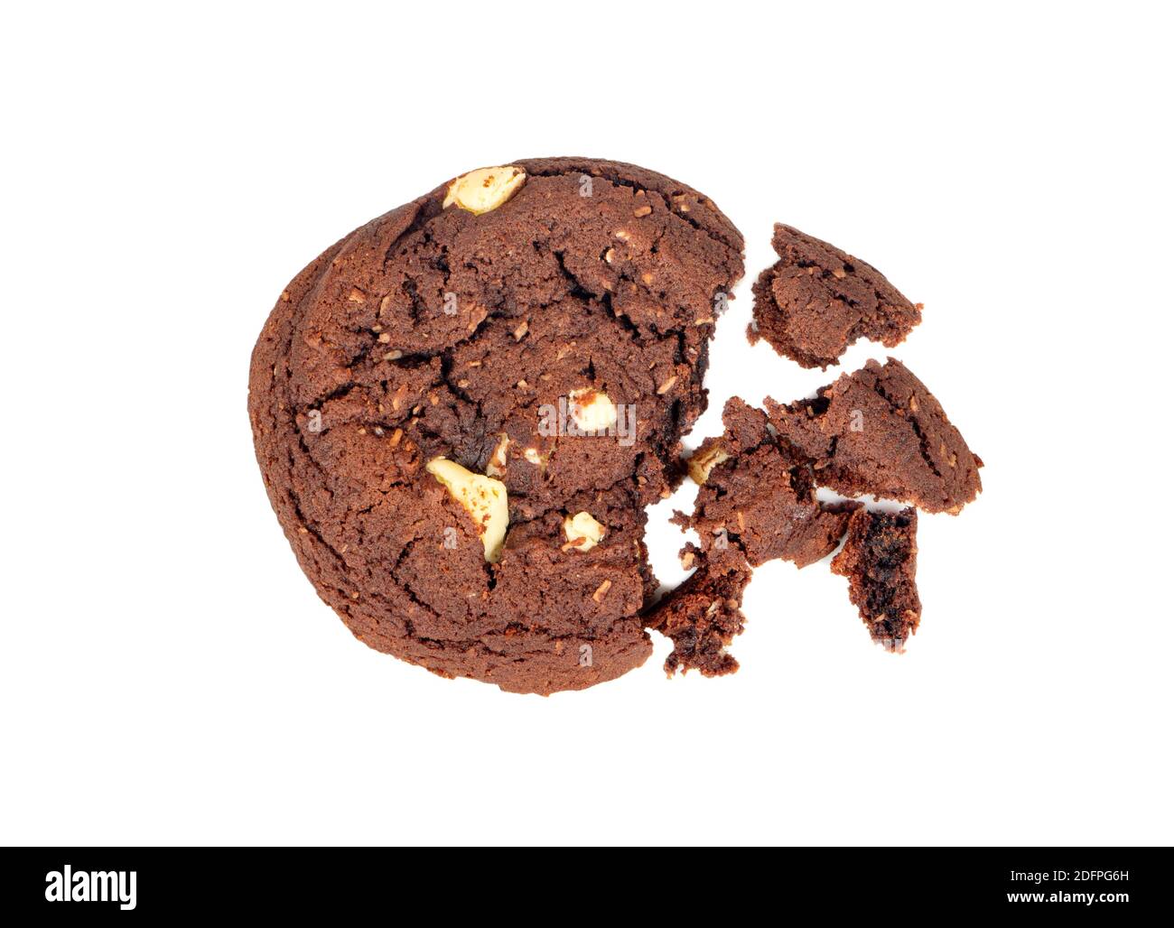 Zerbrochene hausgemachte Schokoladenkekse auf weißem Hintergrund, Draufsicht Stockfoto