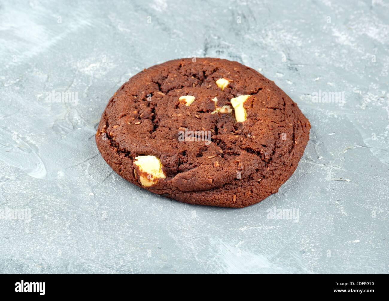 Hausgemachte Schokoladenkekse auf einem hellen Hintergrund Stockfoto