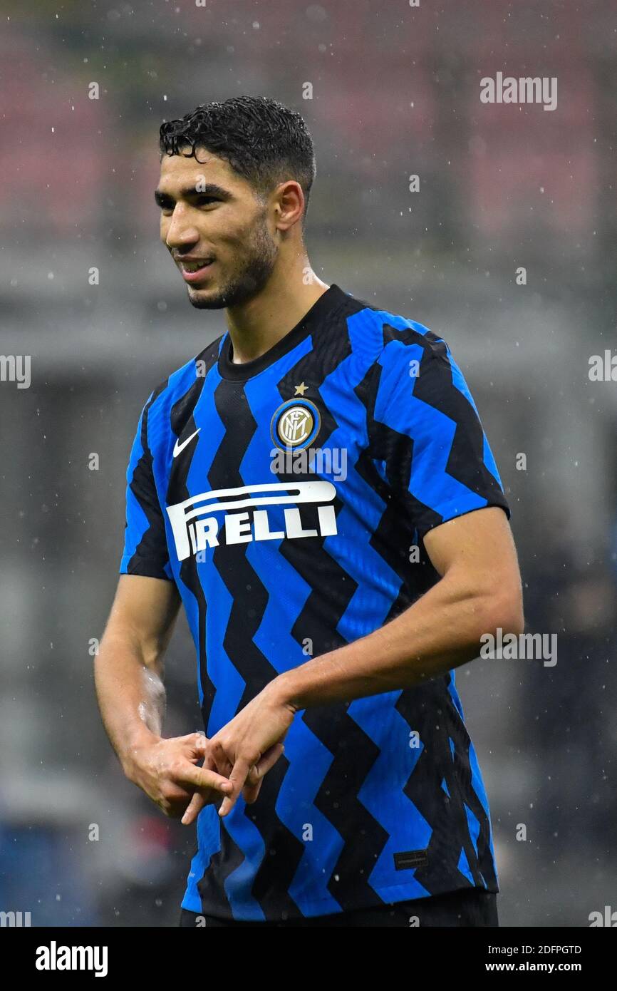 Mailand, Italien. Dezember 2020. Achraf Hakimi (2) von Inter Mailand erzielt in der Serie A ein Spiel zwischen Inter Mailand und Bologna in San Siro in Mailand 2-0 Punkte. (Foto Kredit: Gonzales Foto/Alamy Live News Stockfoto