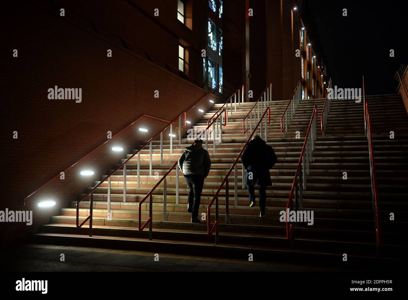 Wiederkehrende Fans, die vor dem Premier League-Spiel in Anfield, Liverpool, in Anfield ankommen. Stockfoto