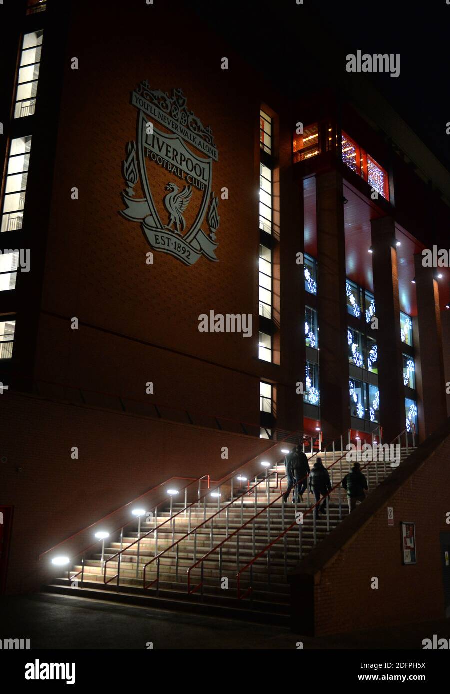 Wiederkehrende Fans, die vor dem Premier League-Spiel in Anfield, Liverpool, in Anfield ankommen. Stockfoto