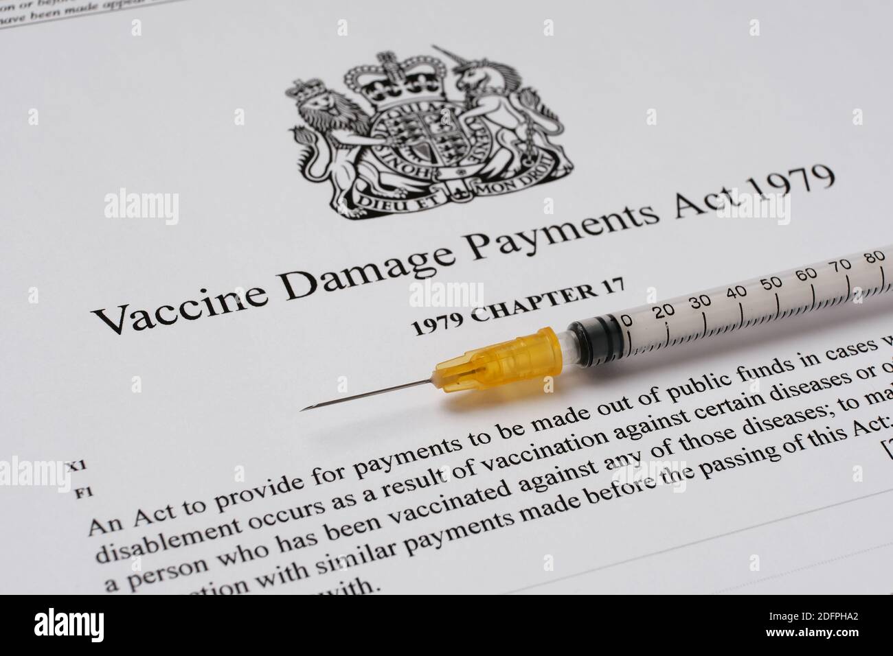 Stafford, Vereinigtes Königreich - Dezember 6 2020: UK Government's Vaccine Damage Payments Act und eine Spritze. Stockfoto