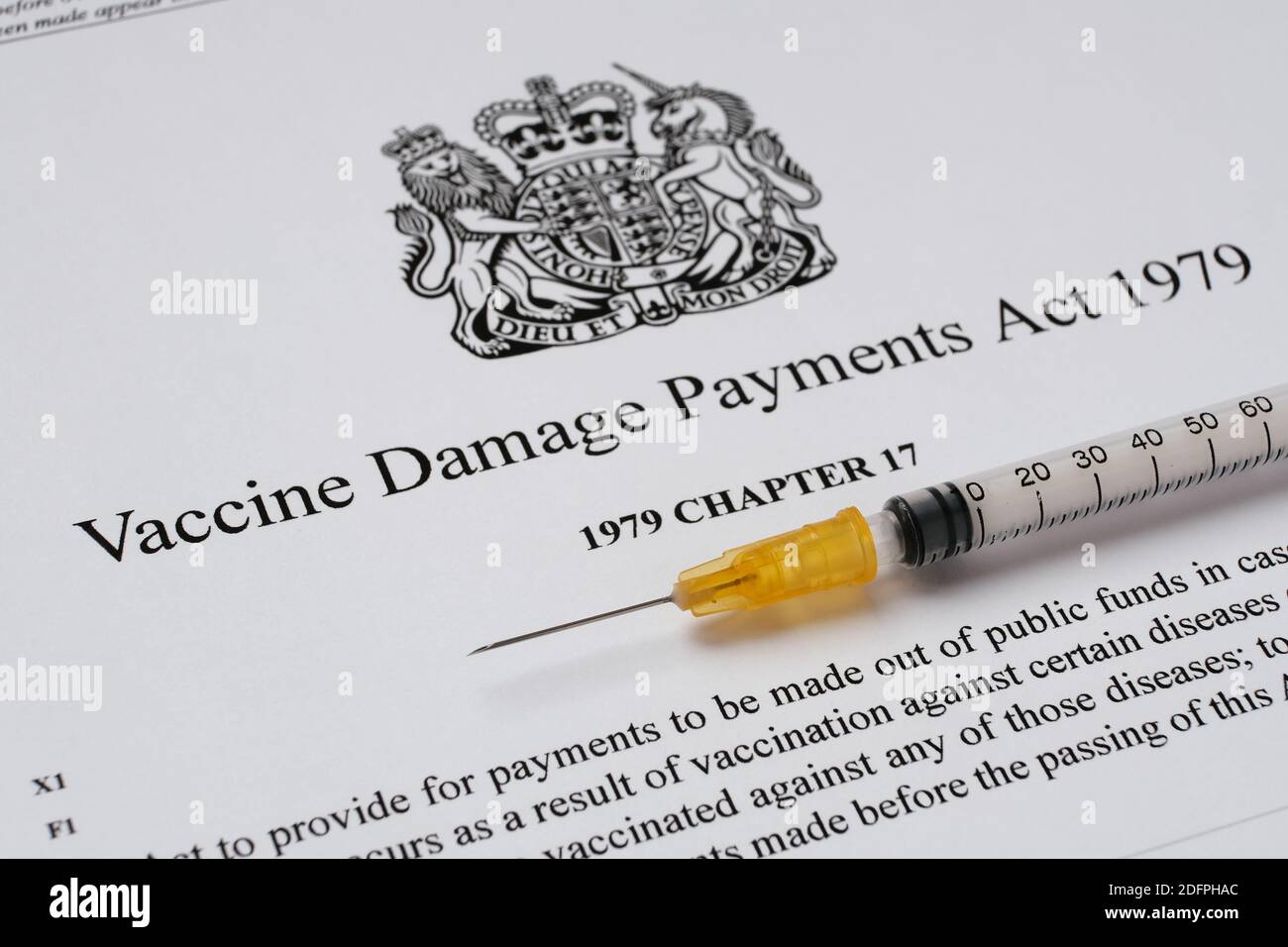 Stafford, Vereinigtes Königreich - Dezember 6 2020: UK Government's Vaccine Damage Payments Act und eine Spritze. Stockfoto