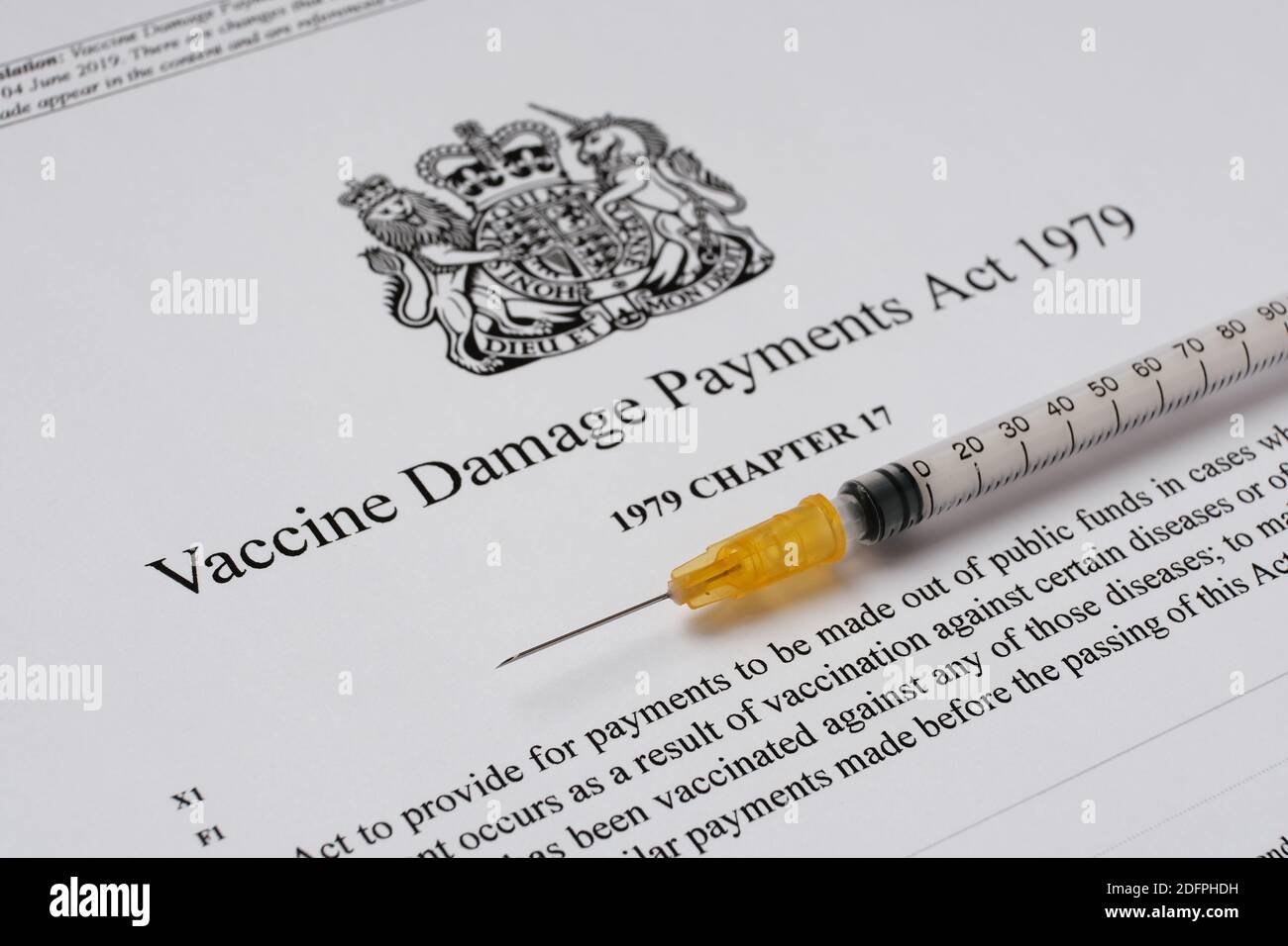 Stafford, Vereinigtes Königreich - Dezember 6 2020: UK Government's Vaccine Damage Payments Act und eine Spritze. Stockfoto