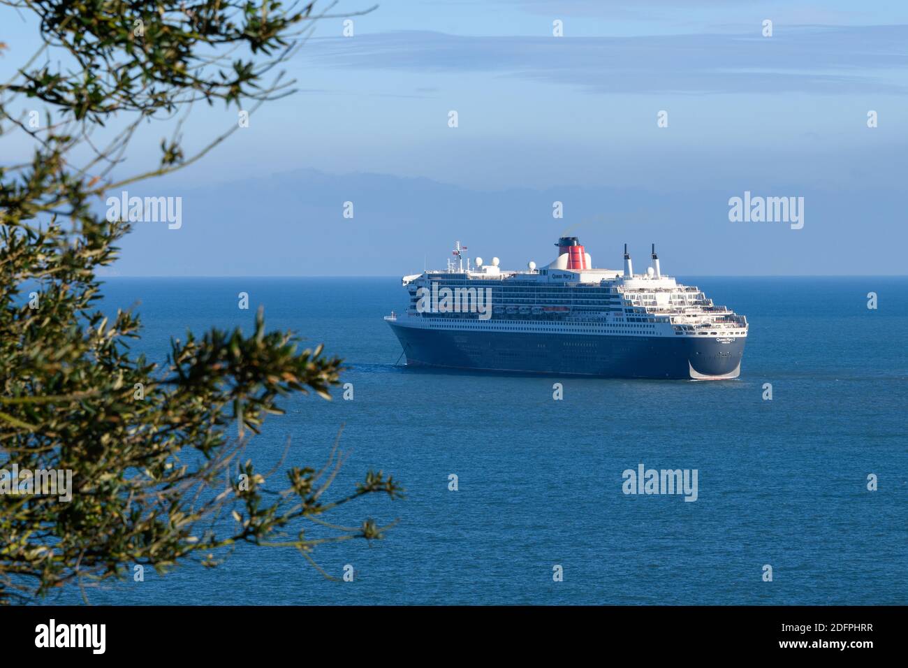 Torquay, Großbritannien. Sonntag, 6. Dezember 2020. Das Kreuzfahrtschiff Queen Mary II ist vor der Küste von Devon festgemacht. Kredit: Thomas Faull/Alamy Live Nachrichten Stockfoto