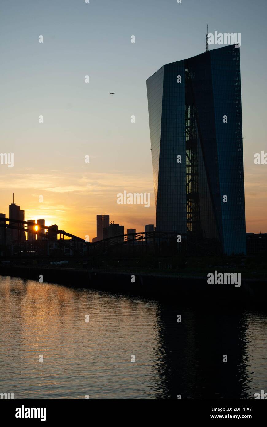 Sonnenuntergang am Main in Frankfurt mit European Central Bank vorne Stockfoto