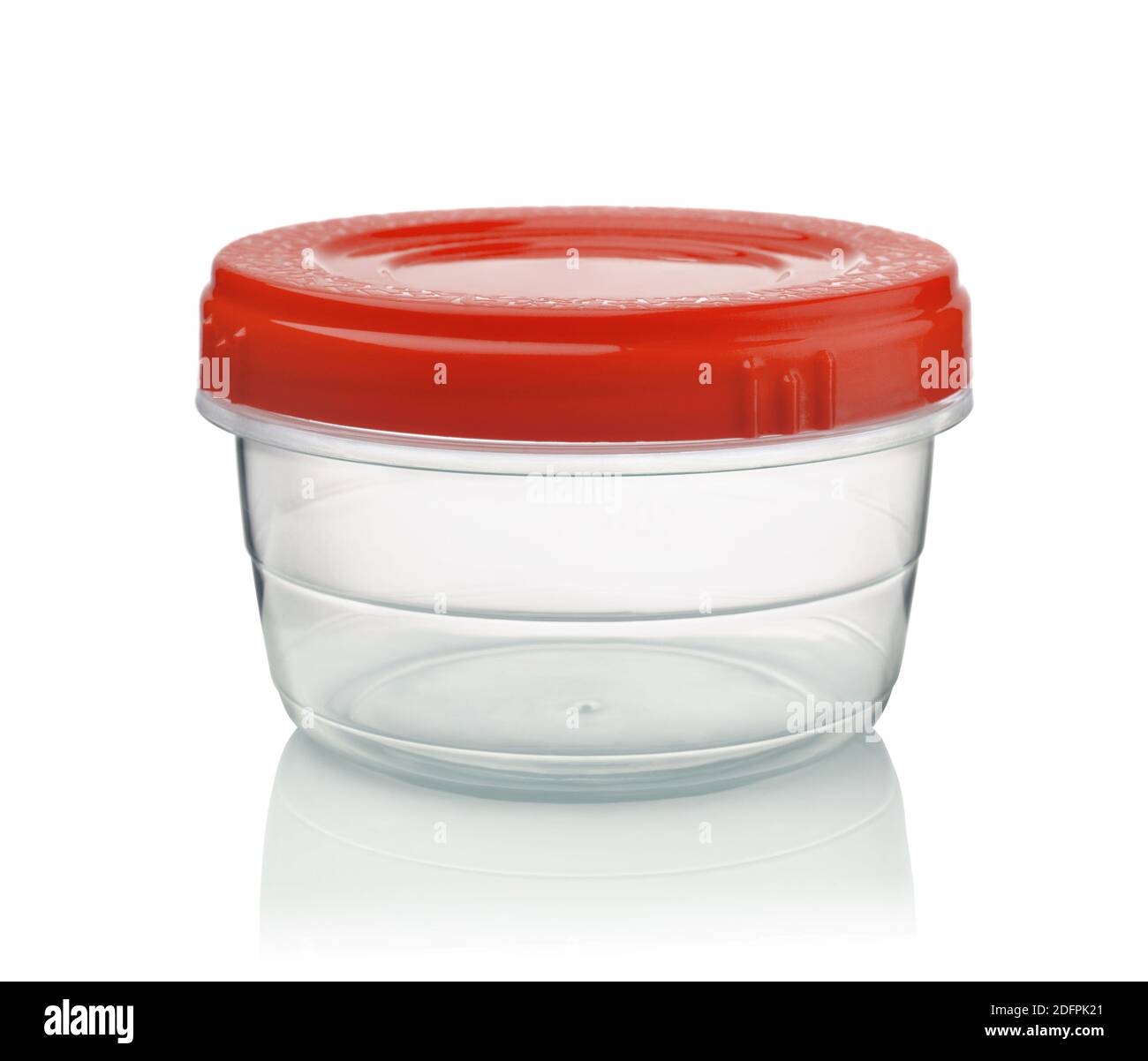 Runder Lebensmittelbehälter aus Kunststoff mit rotem Deckel isoliert auf weiß. Stockfoto