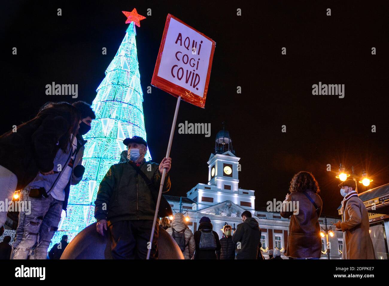 Ein älterer Mann hält ein Plakat, das an der Puerta del Sol demonstriert: "Hier habe ich Covid-19 gefangen".Beschränkungen für den Zugang zur Plaza de la Puerta del Sol in Madrid. Die Regierung von Madrid hat beschlossen, den Zugang zum belebten Platz Puerta del Sol in Madrid nach der Gesundheitskrise von 19 zu überwachen. Stockfoto