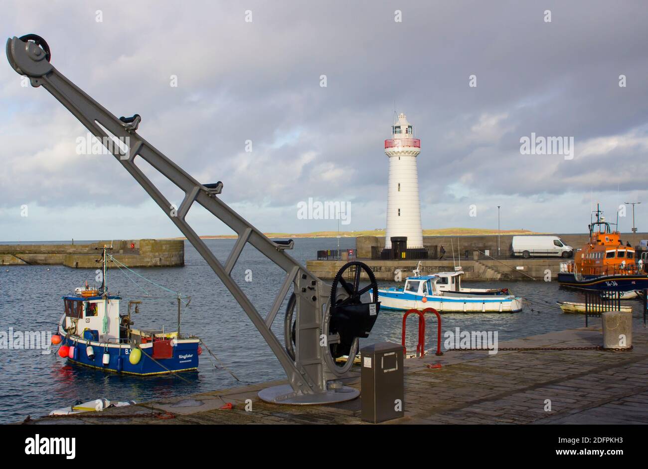 2. Dezember 2020 Donaghadee Hafen und Leuchtturm auf den Ards Halbinsel in Nordirland badete in Wintersonne auf einem nacht noch kalten Winter danach Stockfoto