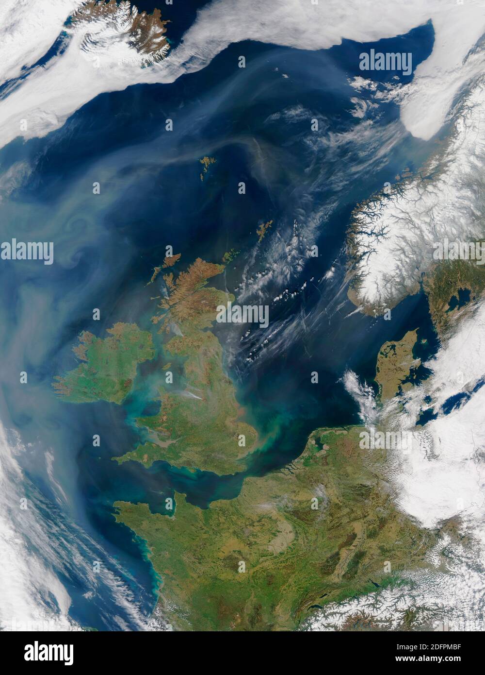 BRITISCHE INSELN - 18. April 2003 - EINE Mischung aus Staub aus der Sahara-Wüste, Luftverschmutzung und Rauch verweilt über dem Atlantik (links). Dieses Bild Stockfoto