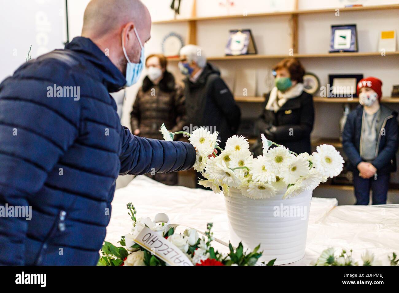 Casalecchio di Reno, Italien. Dezember 2020. Bürger und Familienangehörige legen Blumen bei der Gedenkfeier zum 30. Jahrestag des Massakers der Salvemini-Schule in Casalecchio di Reno, Bologna, Italien am 06. Dezember 2020 am 6. Dezember 1990 stürzte ein Militärjet der italienischen Luftwaffe MB-326 in ein Schulgebäude in Casalecchio di Reno, In der Nähe von Bologna, tötete zwölf Studenten und verletzte 88 andere Studenten und Mitarbeiter. Kredit: Massimiliano Donati/Alamy Live Nachrichten Stockfoto