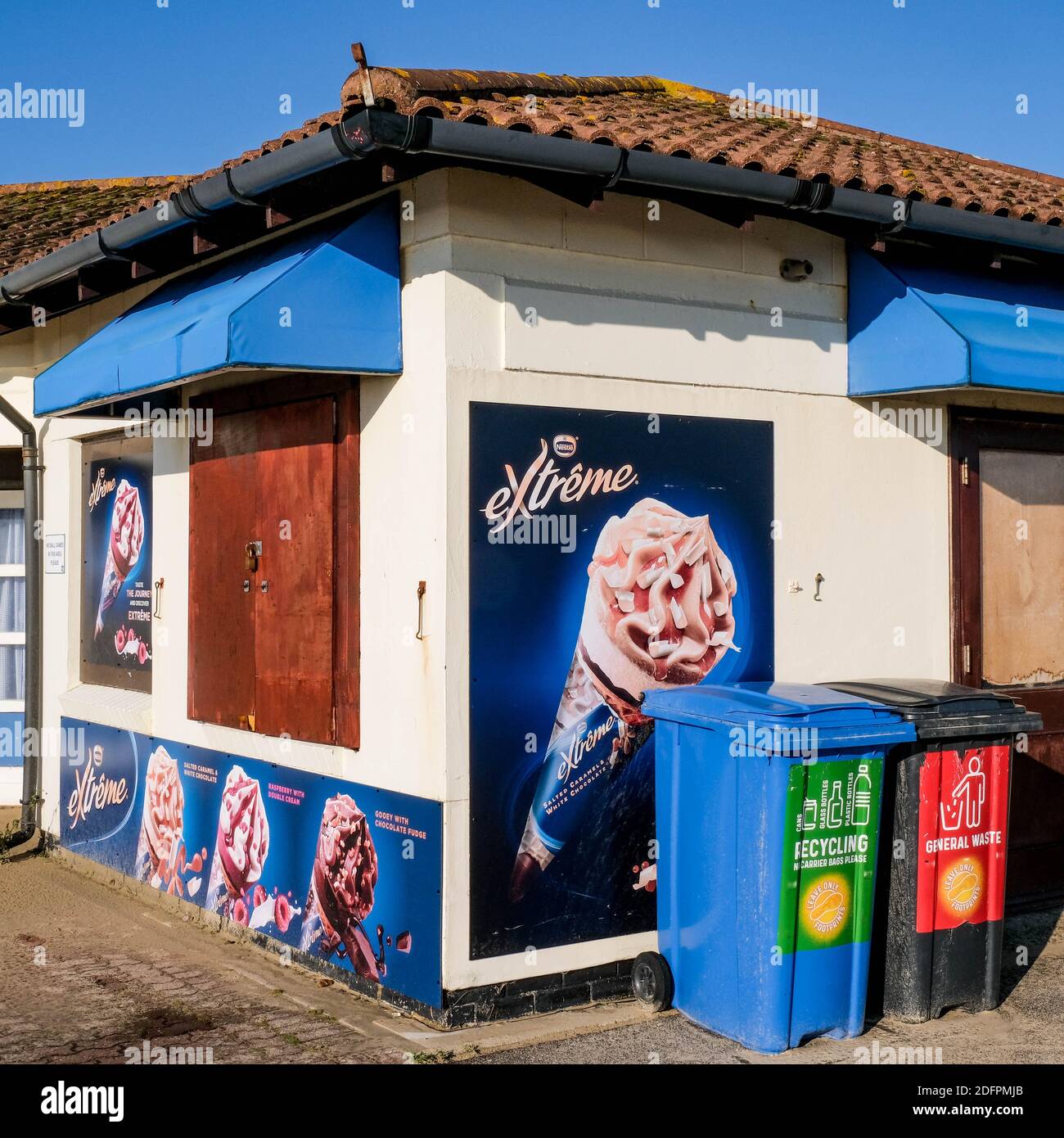 Poole Dorset UK, Dezember 06 2020, Seafront Ice Cream Shop wurde während der Coronavirus-Sperre verladen und geschlossen Stockfoto