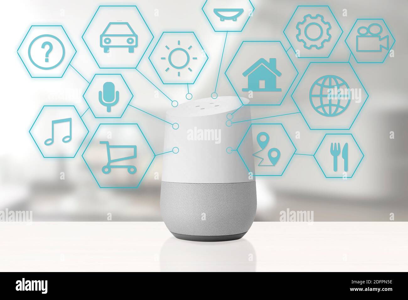 Intelligentes Lautsprechergerät Googe Home in einem Smart Home mit einigen Symbolen, die verschiedene Cloud-Dienste und -Fähigkeiten darstellen. Leerer Kopierbereich für Editor's Stockfoto