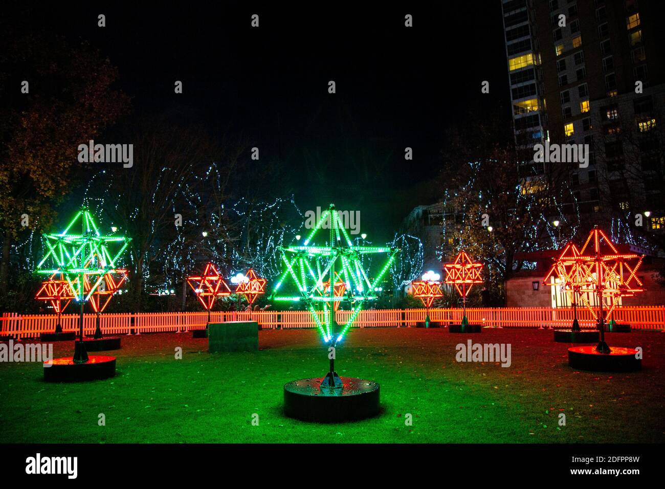 5. Dezember 2020 - London, Großbritannien, Connected by Light kuratierte Lichtkunstinstallationen, Tetra Park by Mandylights in Canary Wharf Stockfoto