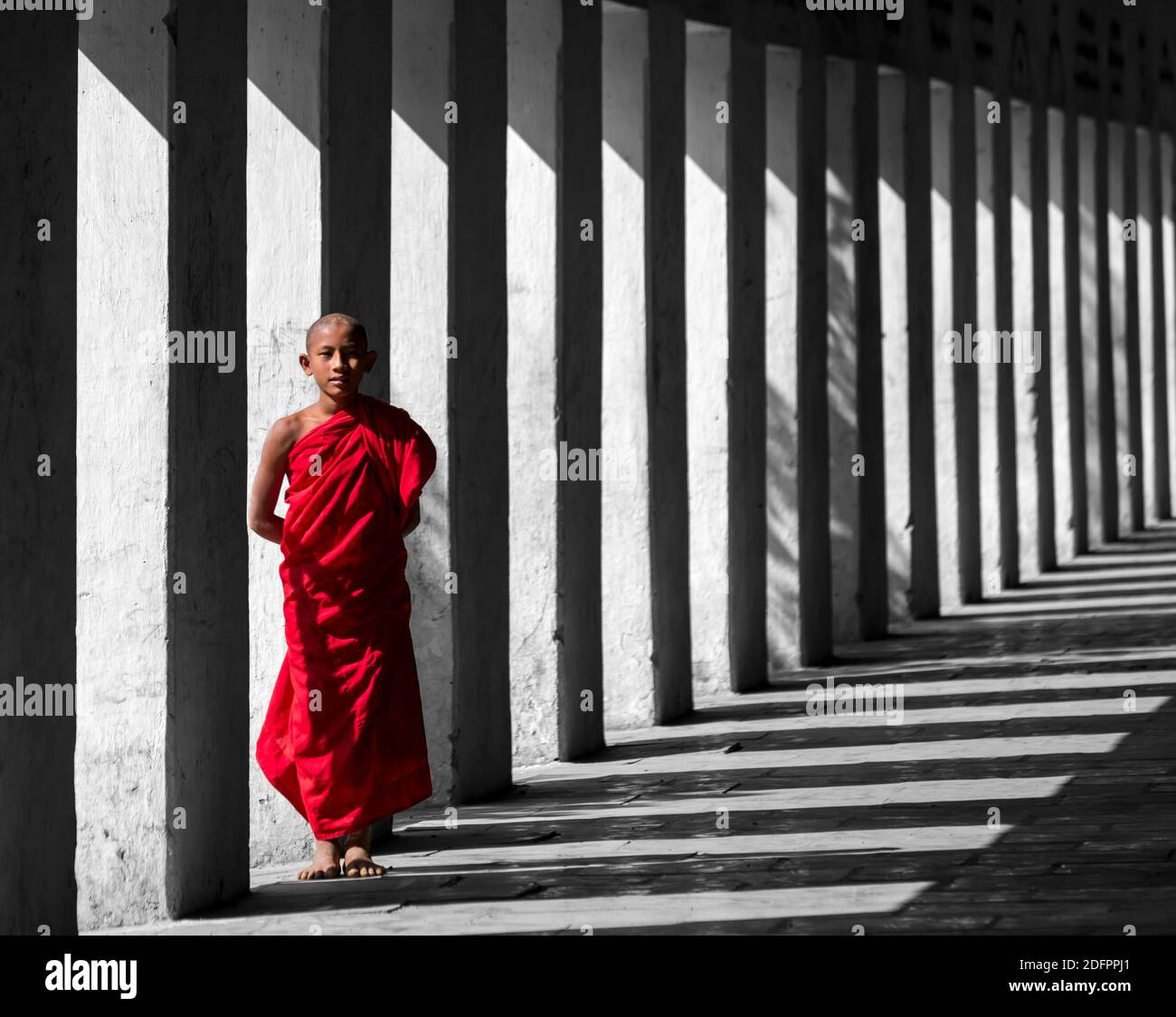 Anfänger buddhistischer Mönch in östliche Treppe weg der Shwezigon Pagode in Nyaung U, Bagan, Myanmar (Burma), Asien im Februar - Spalten und Schatten Stockfoto