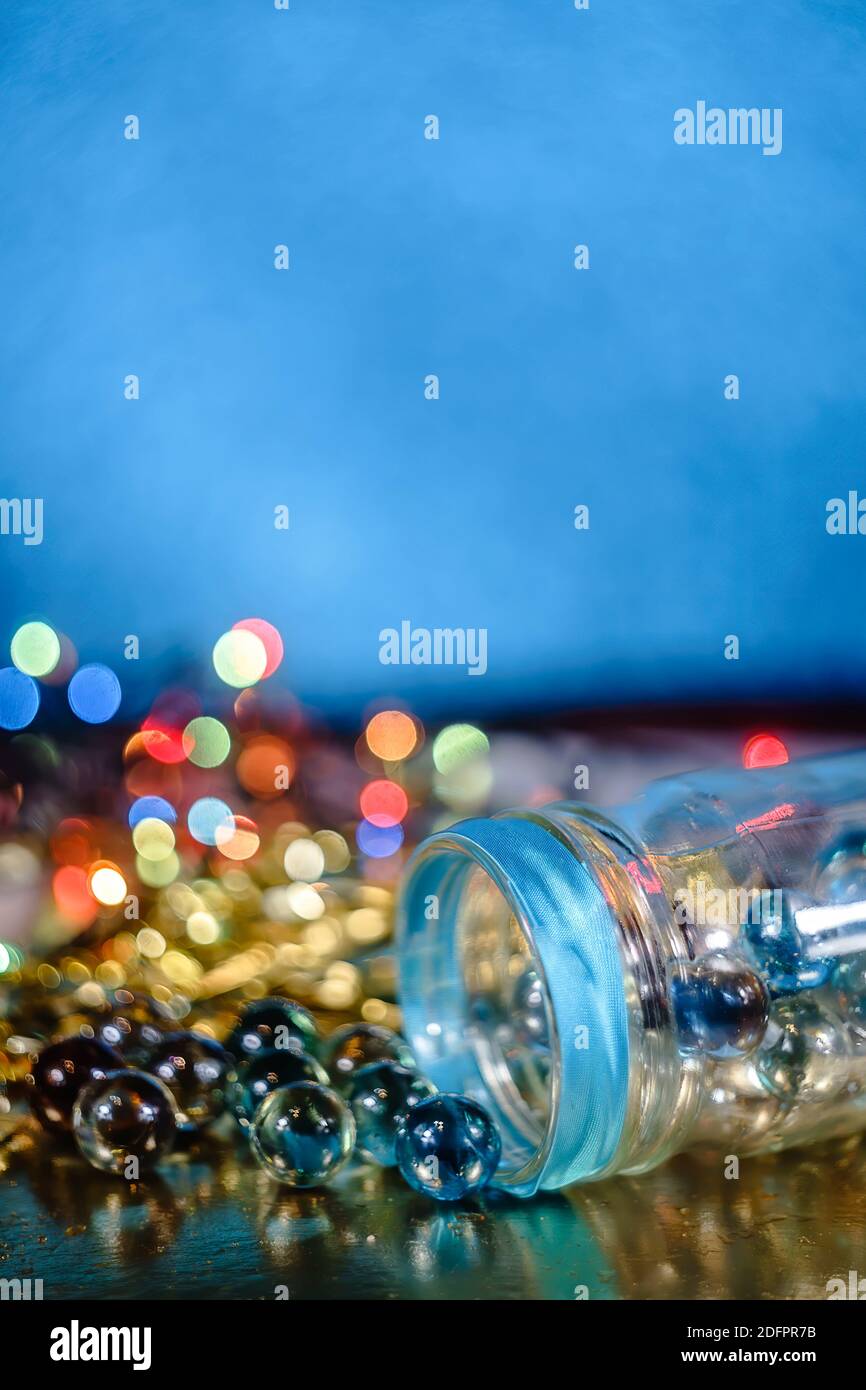 Weihnachtskarte mit Murmeln und Kopierplatz auf blauem Hintergrund Stockfoto