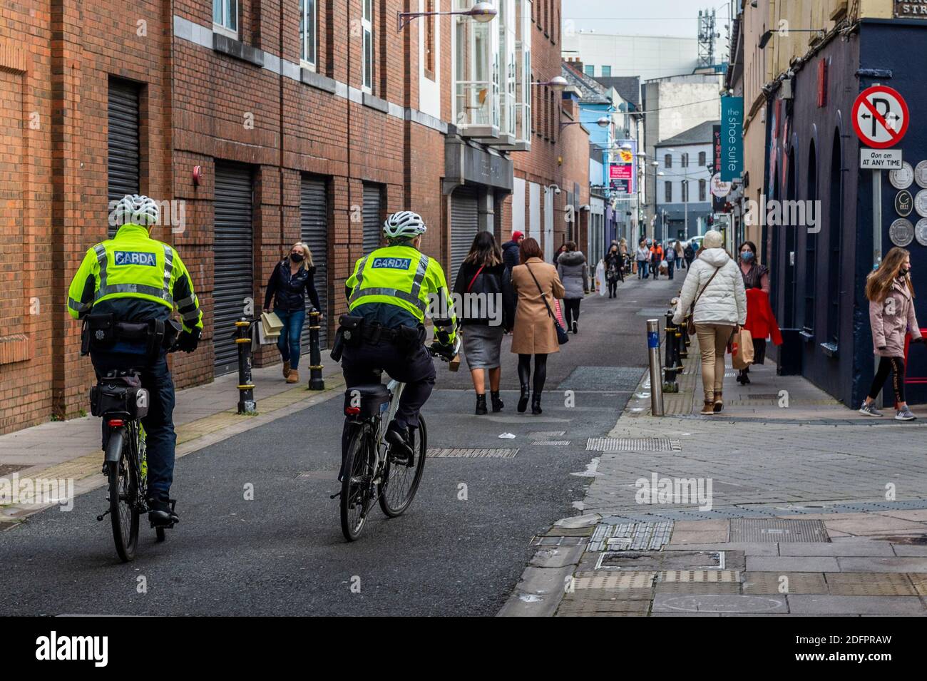 Cork, Irland. Dezember 2020. Mitglieder einer Garda Siochana patrouillieren die Maylor Street in Cork an einem sehr geschäftigen Einkaufstag in Cork. Quelle: AG News/Alamy Live News Stockfoto