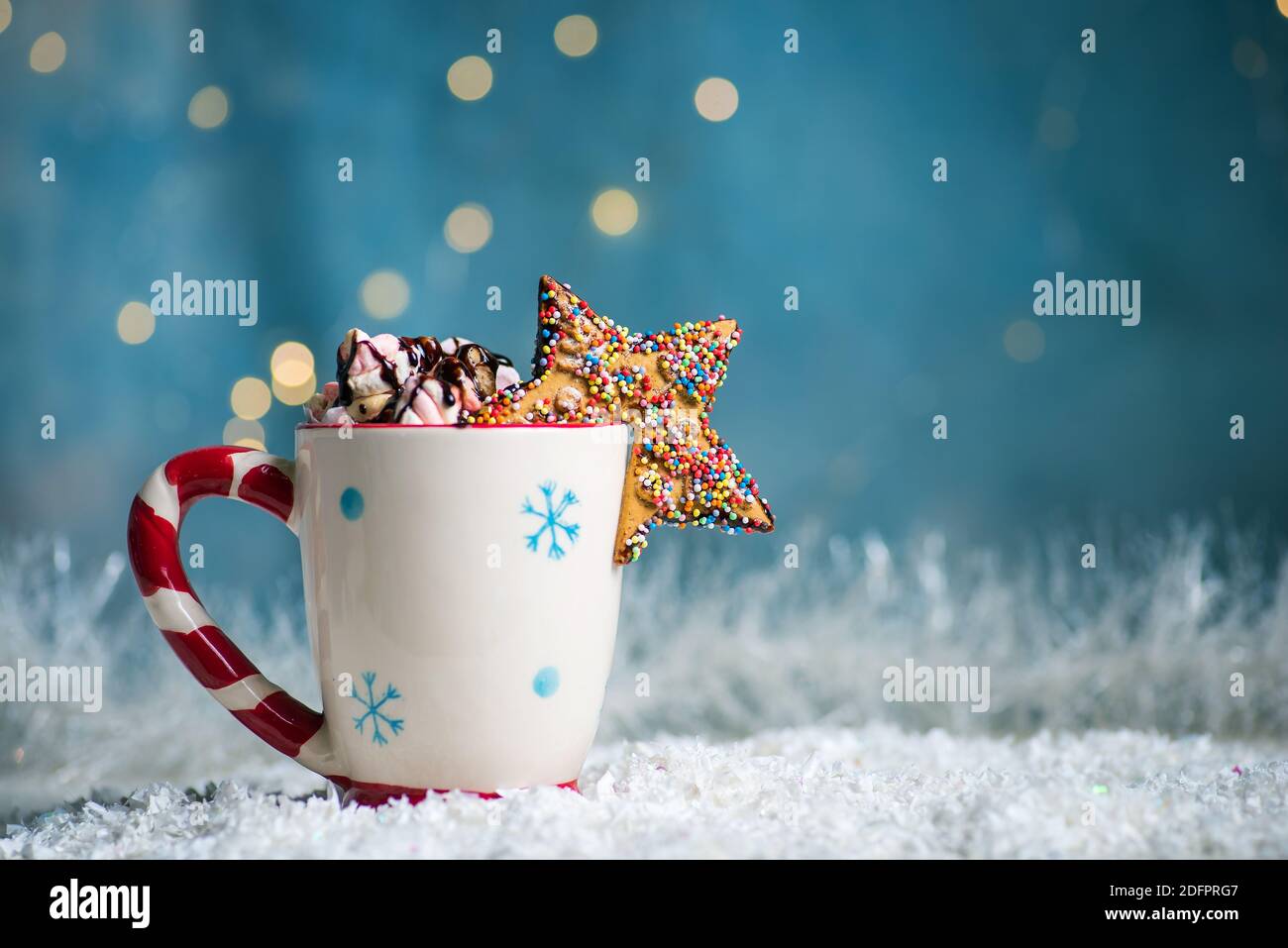 Gemütlicher Winter Dessertdrink mit Marshmallow auf weihnachtlich geschmücktem Tisch Mit festlichem Hintergrund Stockfoto