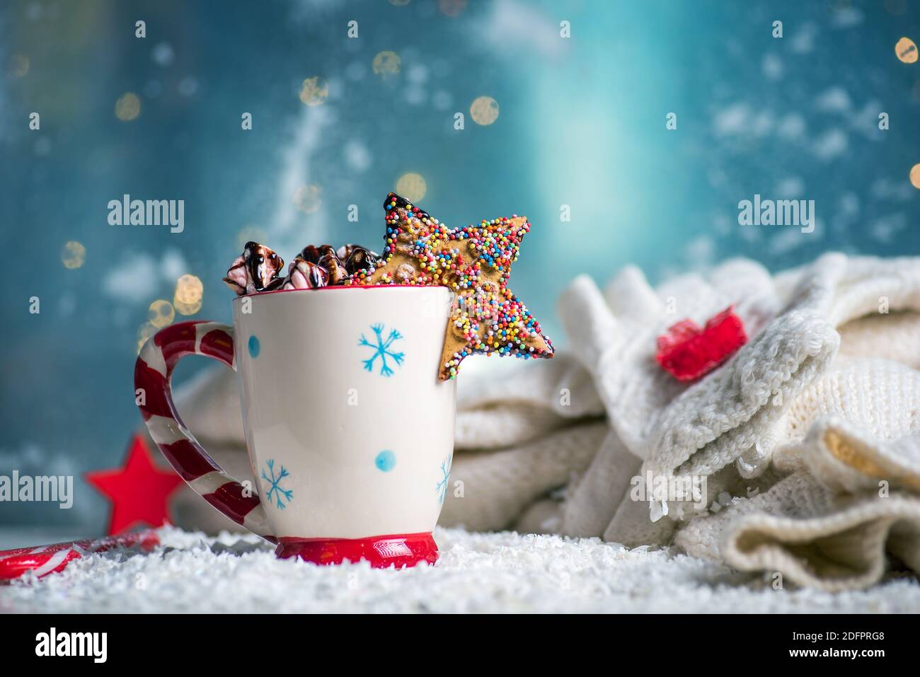 Gemütlicher Winter Dessertdrink mit Marshmallow auf weihnachtlich geschmücktem Tisch Mit festlichem Hintergrund Stockfoto