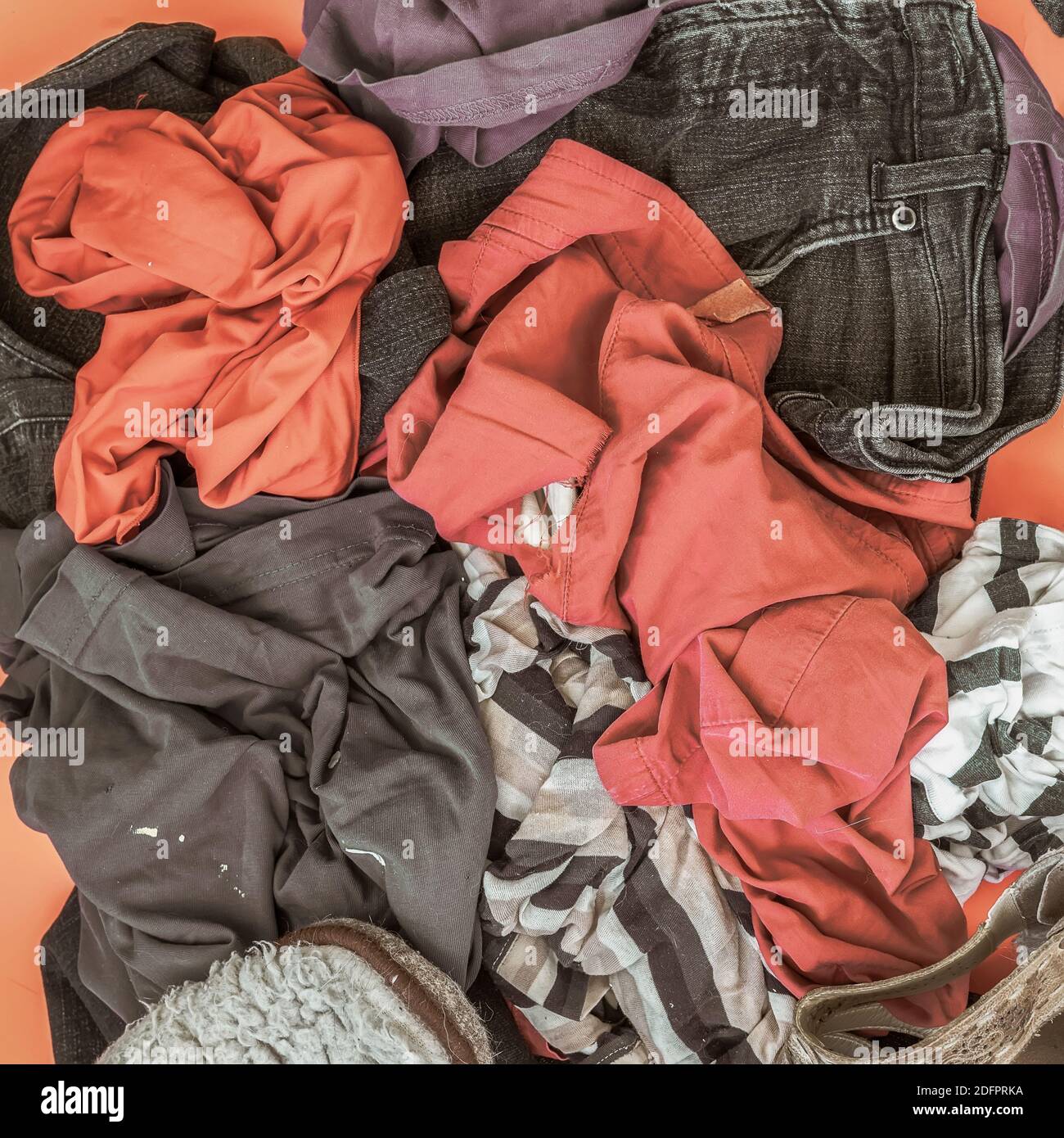 Stapel gebrauchter Kleidung. Entsorgung, gebrauchte, Recycling-Verarbeitungskonzept Stockfoto